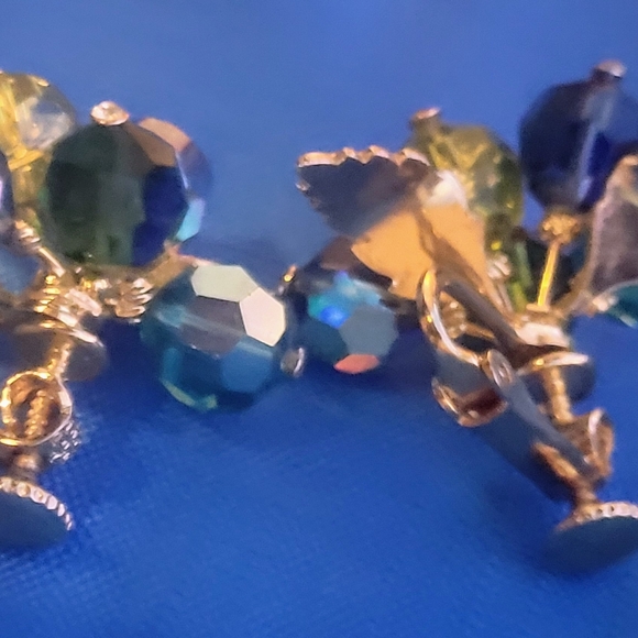 Gorgeous & Bright Vintage Blue Green Crystal Aurora Borealis Dangle Gold Clip On - Picture 2 of 6